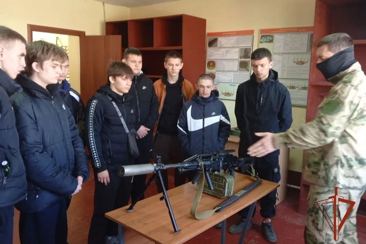 Учащиеся осваивают основы безопасности на полигоне алтайской Росгвардии