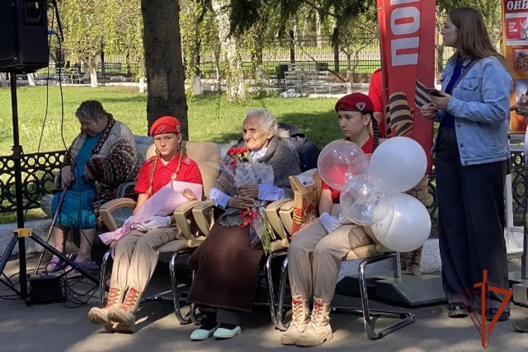 Росгвардейцы Алтайского края поздравили ветерана ВОВ