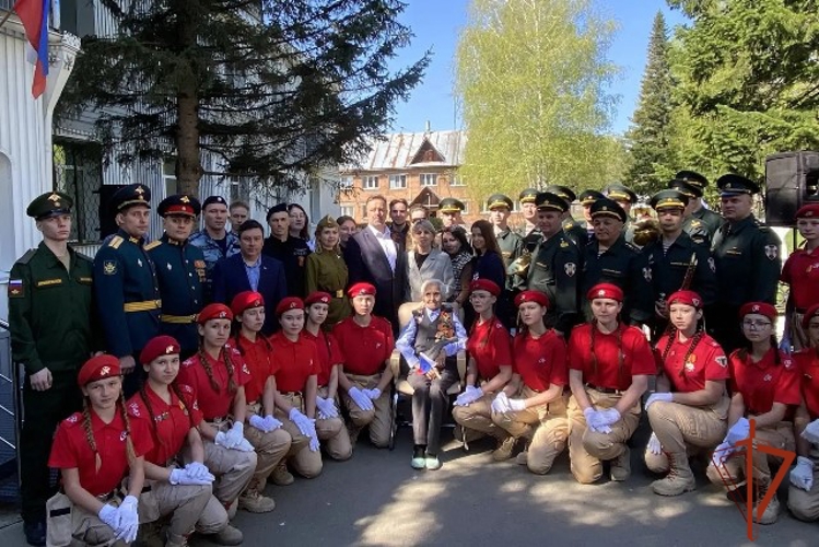 Росгвардейцы Алтайского края поздравили ветерана ВОВ