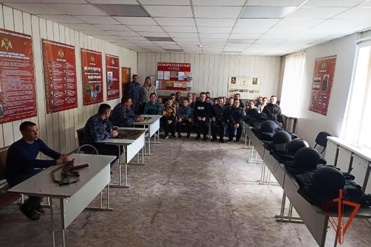 Дети с ограниченными возможностями по зрению познакомились с Росгвардией