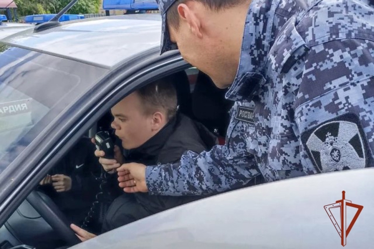 Дети с ограниченными возможностями по зрению познакомились с Росгвардией