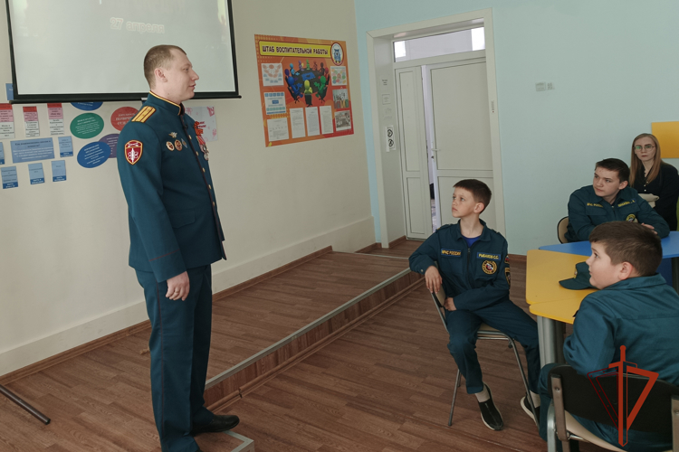 В бийском полку провели "Урок Мужества" ко Дню ВГО и СГ