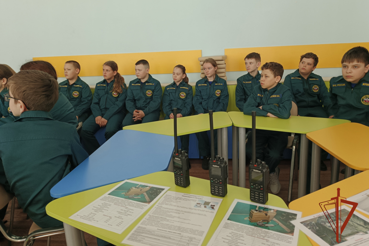 В бийском полку провели "Урок Мужества" ко Дню ВГО и СГ