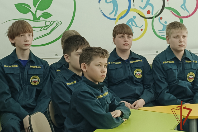 В бийском полку провели "Урок Мужества" ко Дню ВГО и СГ