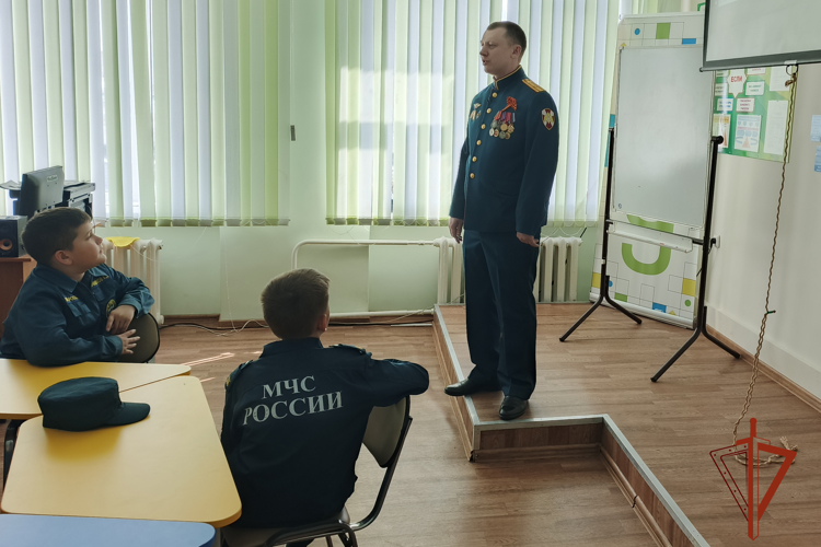 В бийском полку провели "Урок Мужества" ко Дню ВГО и СГ