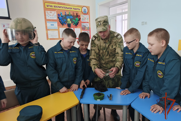 В бийском полку провели "Урок Мужества" ко Дню ВГО и СГ