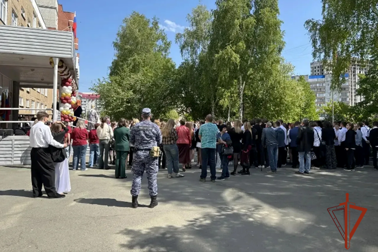 Сотрудники Росгвардии обеспечили правопорядок на Последних звонках