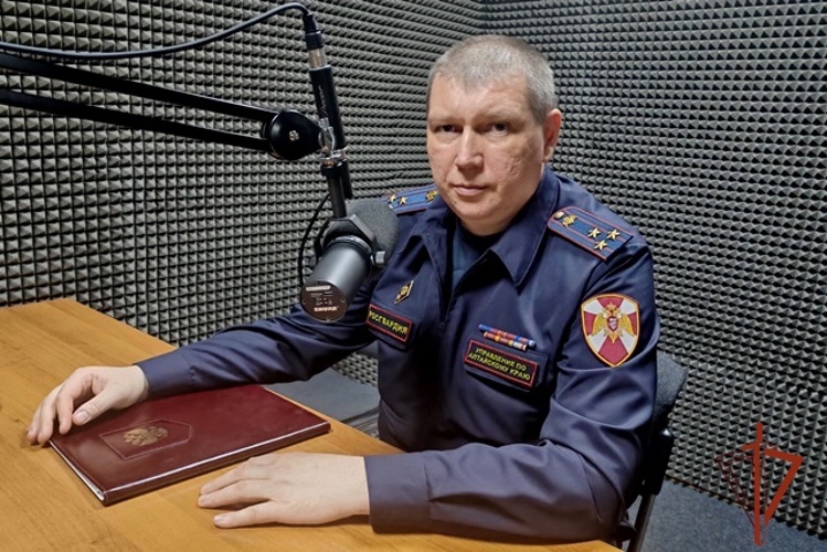Заместитель начальника Управления Росгвардии по Алтайскому краю принял участие в «Прямой линии», приуроченной к юбилею ведомства