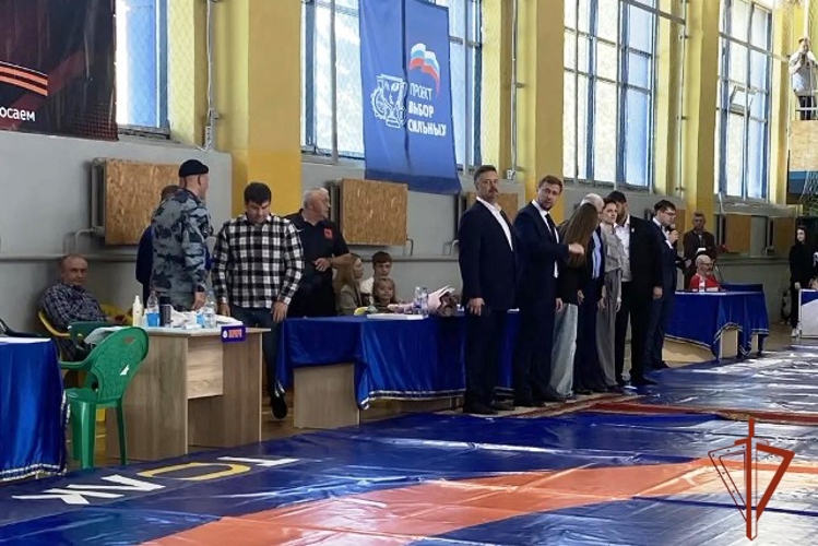 Бийский ОМОН «Форпост» поддержал юных борцов Алтайского края
