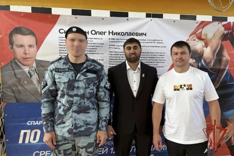 Бийский ОМОН «Форпост» поддержал юных борцов Алтайского края