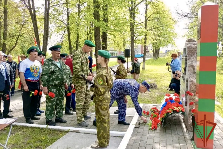 Сотрудники Росгвардии почтили память пограничников в Троицком районе