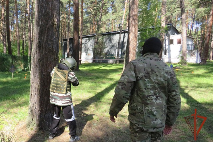 Сотрудники Росгвардии приняли участие в военно‑патриотической игре «Зарница 2.0»
