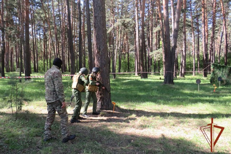 Сотрудники Росгвардии приняли участие в военно‑патриотической игре «Зарница 2.0»