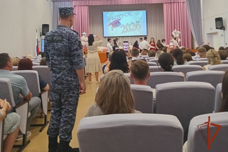Выпускные вечера в Алтайском крае прошли под надежной охраной Росгвардии