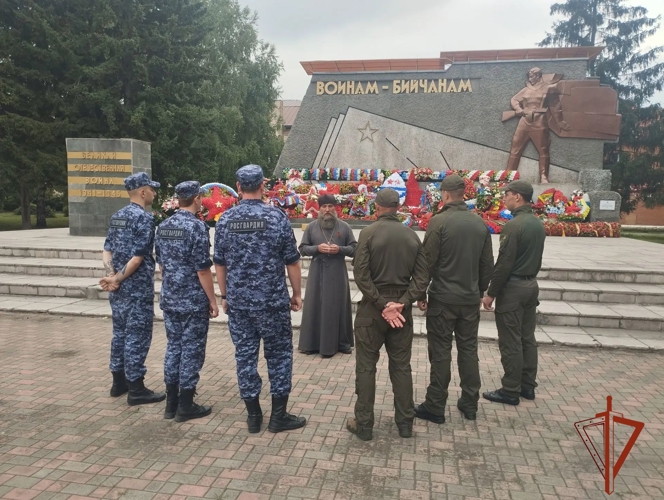 Сотрудники Росгвардии возложили цветы к памятнику «Воинам-Бийчанам, погибшим в годы Великой Отечественной войны»