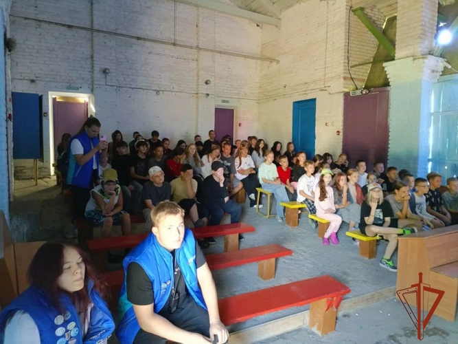 Бойцы ОМОН провели Урок мужества в детском лагере «Звездный»