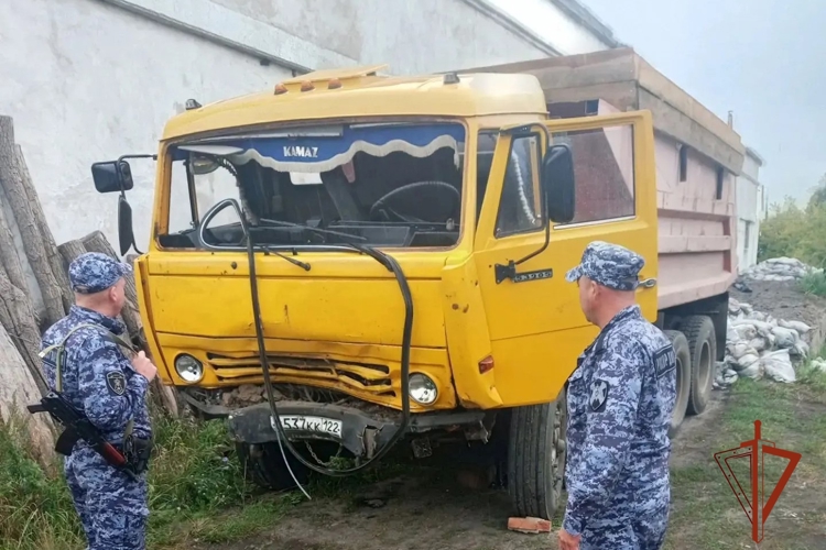 Сотрудники вневедомственной охраны задержали жителя Мамонтовского района по подозрению в угоне КАМАЗа