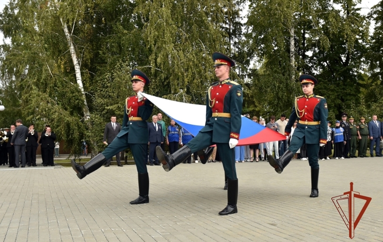 РОСГВАРДЕЙЦЫ ПРИНЯЛИ УЧАСТИЕ В ТОРЖЕСТВЕННОМ ПОДНЯТИИ  ГОСУДАРСТВЕННОГО ФЛАГА РОССИЙСКОЙ ФЕДЕРАЦИИ