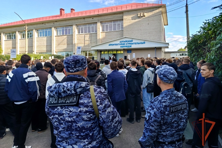 Росгвардейцы обеспечили безопасность более тысячи учебных заведений Алтайского края в День знаний