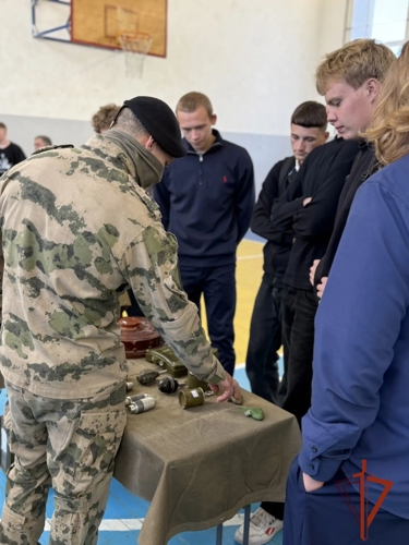 В школах Алтайского края сотрудниками Управления Росгвардии по Алтайскому краю проведены уроки патриотичного воспитания