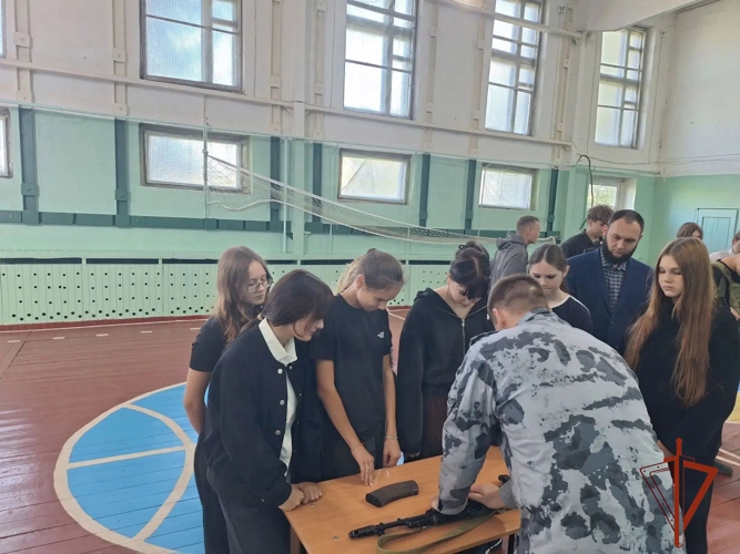 В школах Алтайского края сотрудниками Управления Росгвардии по Алтайскому краю проведены уроки патриотичного воспитания