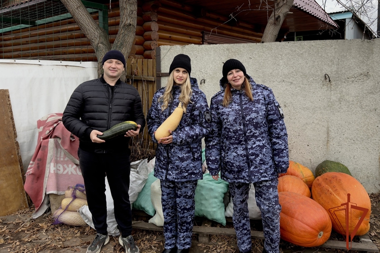 Росгвардейцы в Алтайском крае оказали помощь контактному зоопарку в рамках ведомственной благотворительной акции