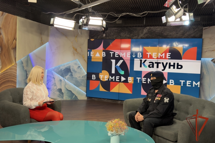 В Алтайском крае офицер СОБР Росгвардии рассказал в прямом эфире о роли главы многодетного семейства и службе в преддверии празднования Дня отца