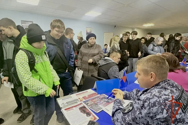 Сотрудники Росгвардии по Алтайскому краю приняли участие в региональной ярмарке вакансий