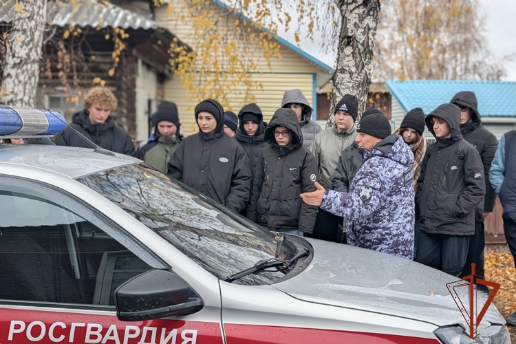 В Мамонтовском районе Алтайского края росгвардейцы провели день открытых дверей для школьников