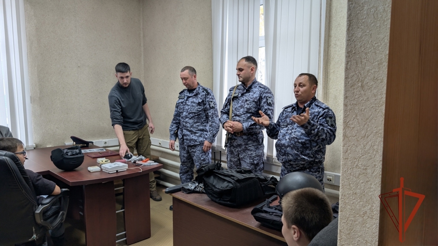 В Мамонтовском районе Алтайского края росгвардейцы провели день открытых дверей для школьников